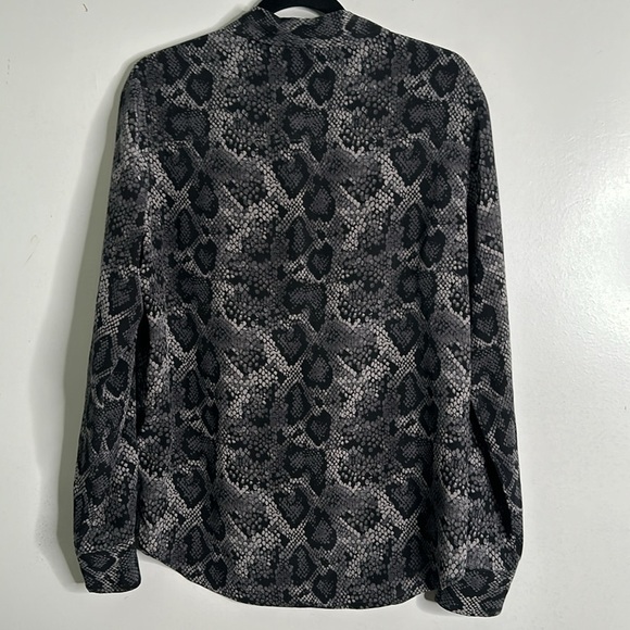 Equipment sneak print black and green slik button down shirt size large - Picture 8 of 9